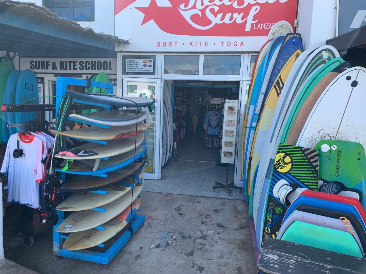 Хостел Red Star Surf & Yoga Camp Lanzarote Фамара Екстер'єр фото