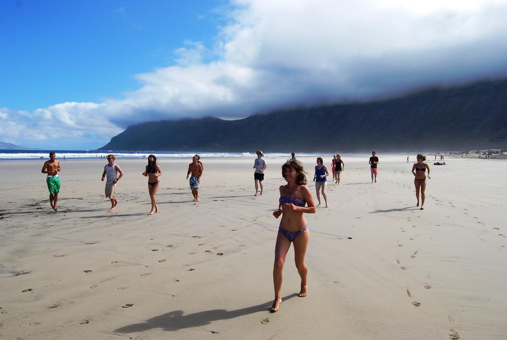 Хостел Red Star Surf & Yoga Camp Lanzarote Фамара Екстер'єр фото