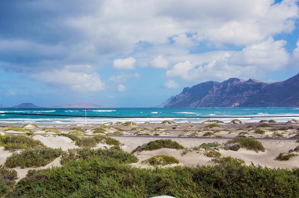 Хостел Red Star Surf & Yoga Camp Lanzarote Фамара Екстер'єр фото