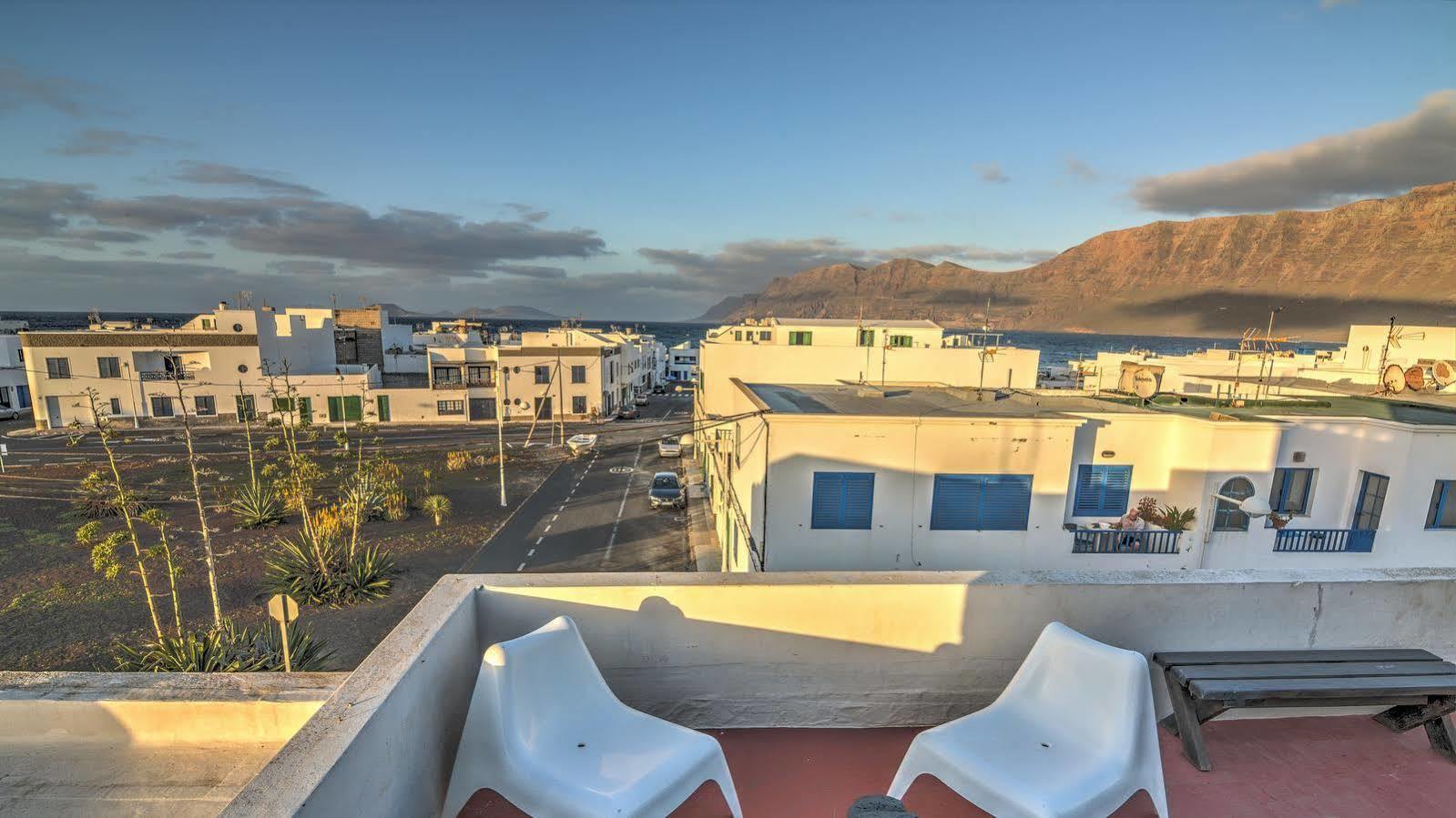 Хостел Red Star Surf & Yoga Camp Lanzarote Фамара Екстер'єр фото