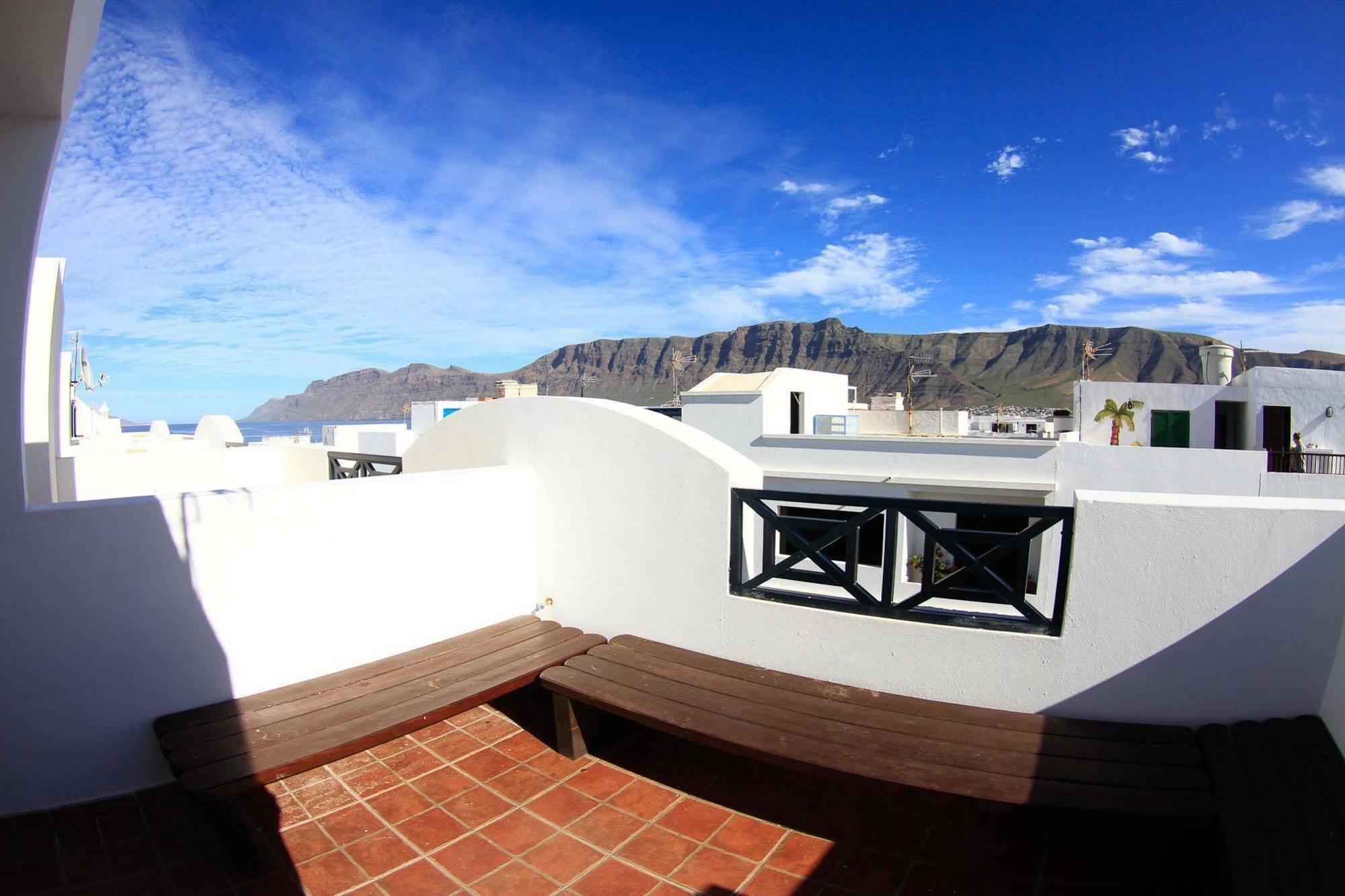 Хостел Red Star Surf & Yoga Camp Lanzarote Фамара Екстер'єр фото