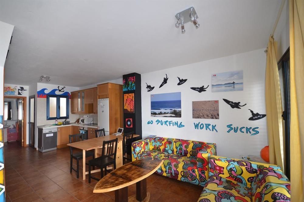Хостел Red Star Surf & Yoga Camp Lanzarote Фамара Екстер'єр фото