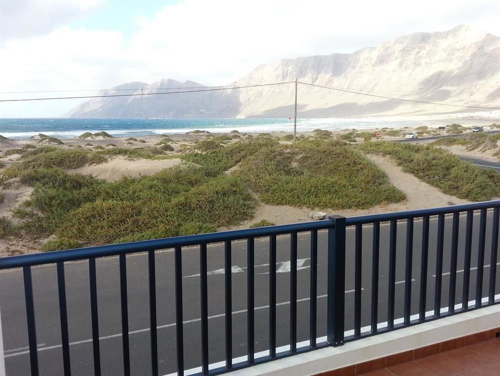 Хостел Red Star Surf & Yoga Camp Lanzarote Фамара Екстер'єр фото