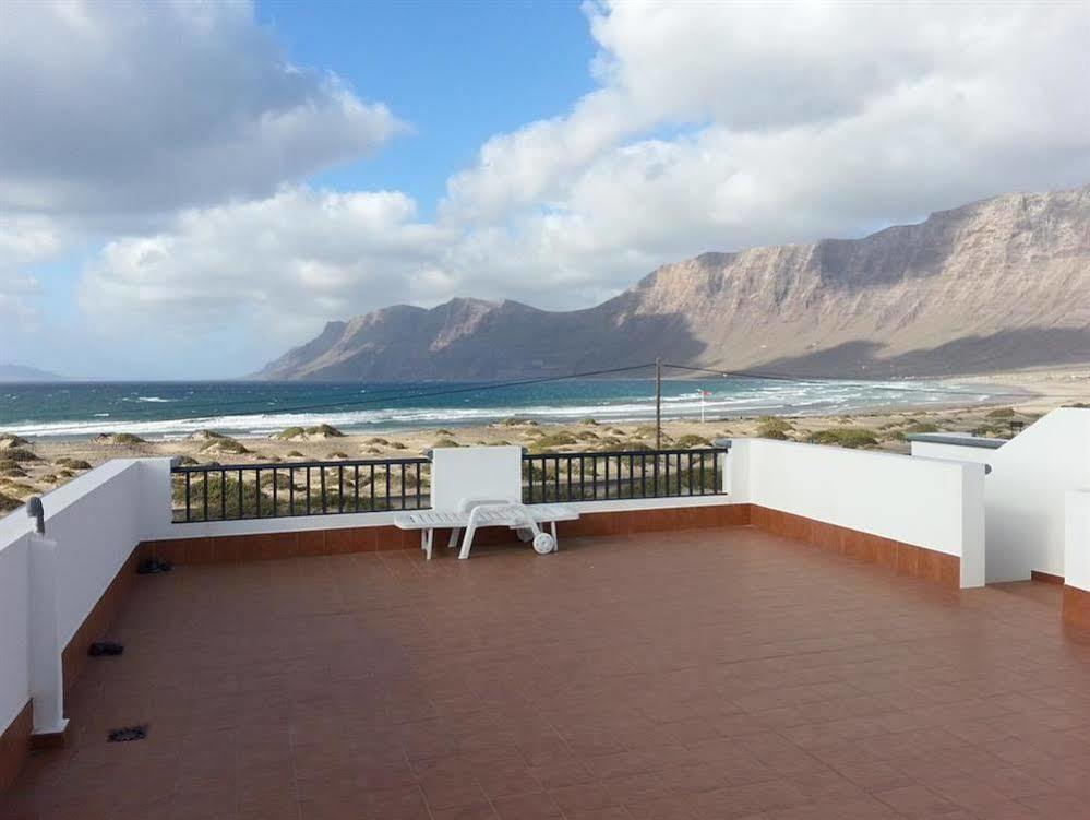 Хостел Red Star Surf & Yoga Camp Lanzarote Фамара Екстер'єр фото